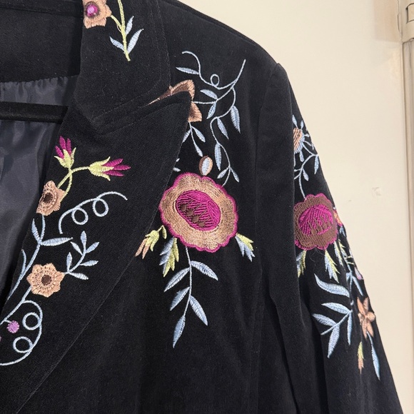 Kaktus Women’s Velvet Floral Embroidered Blazer - Picture 4 of 10